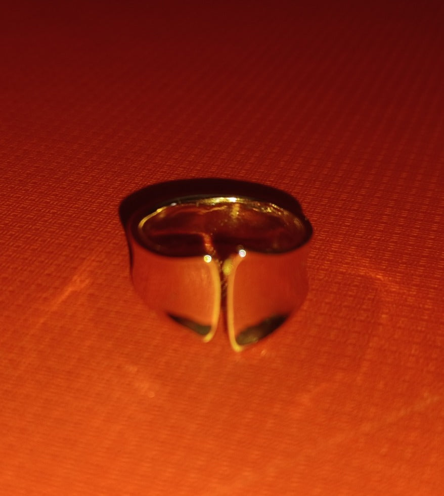 Anel Statement 'Fluidez de Ouro' – Geometria e Poder | 432 Hz