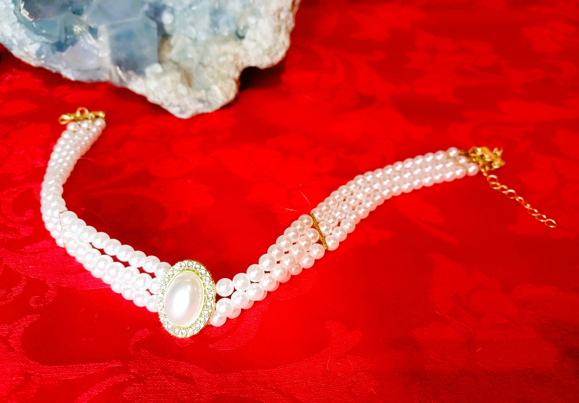 Gargantilha Statement 'Esplendor Vintage' | Tripla Linha de Pérolas & Strass
