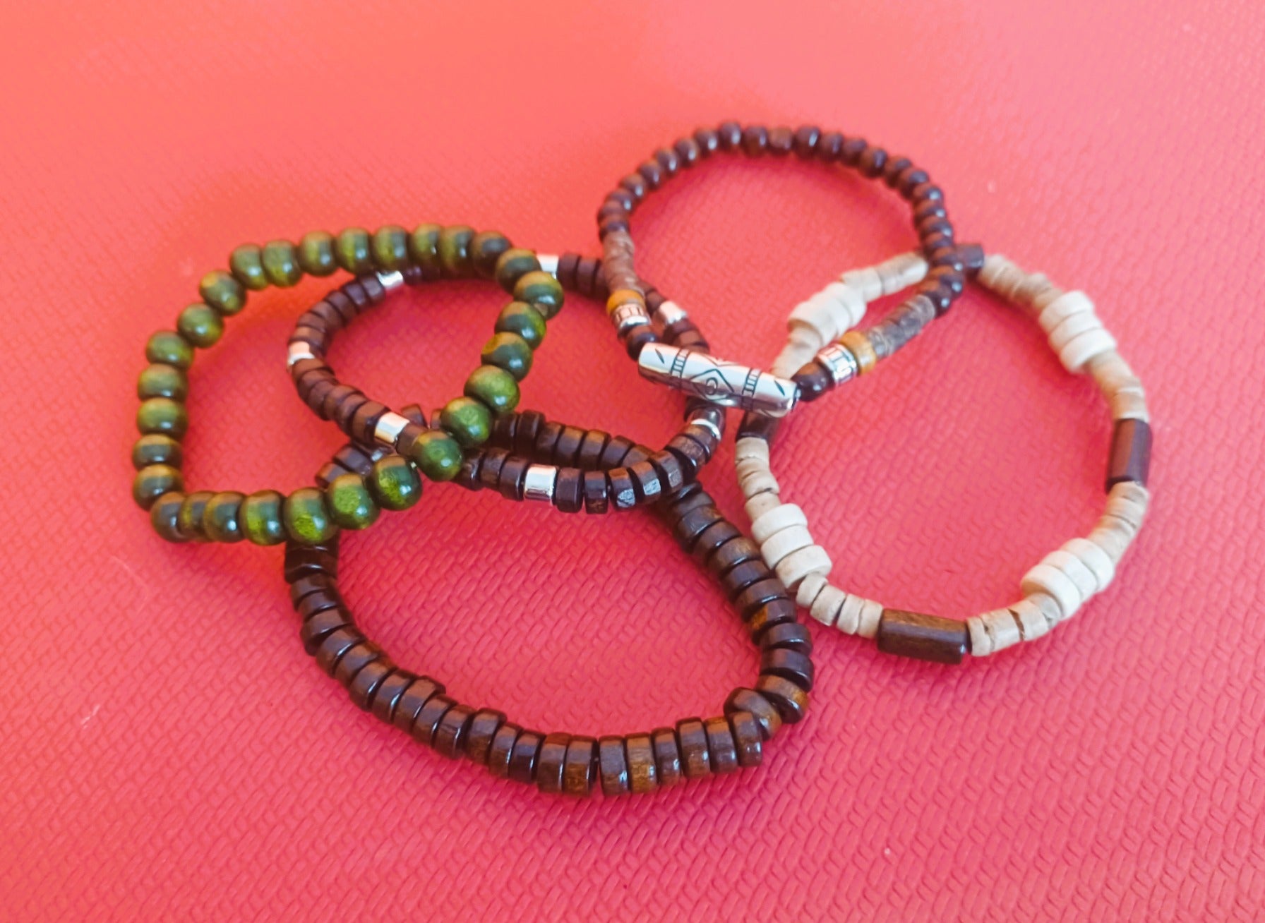 Pulseiras Tribais 'Mãe Terra' | Madeira & Detalhes Geométricos (Vendidas à Unidade)
