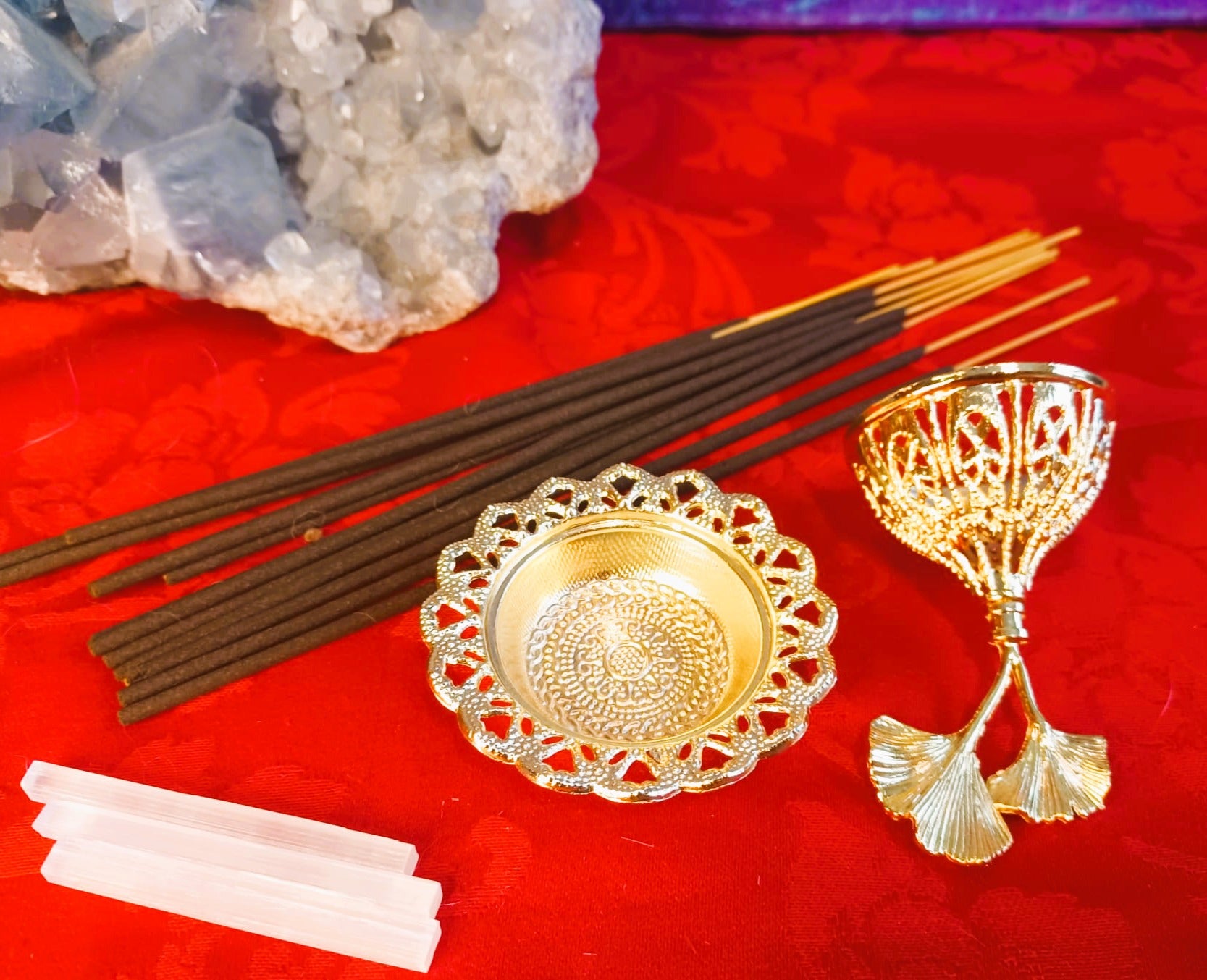 Incensário 'Flor Dourada' em Liga Metálica – Elegância e Purificação | 432 Hz